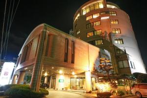 un gran edificio por la noche con un edificio en Fuyo Bekkan, en Yonago