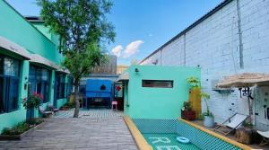 un patio de una casa con piscina en Relax Homestay at the foot of the Great Wall en Huairou