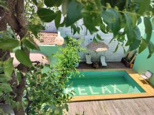 长城脚下relax家民宿内部或周边的泳池