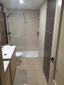 een badkamer met een douche, een toilet en een wastafel bij Rincon de Loix Benidorm in Benidorm +13 foto's