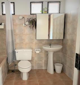 Um banheiro em ห้องพักสบาย เป็นส่วนตัวในบ้านเรือนไทยที่ตอบโจทย์ความต้องการ