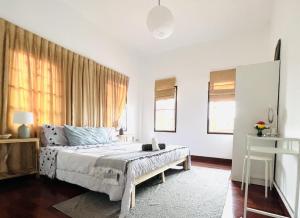 Postel nebo postele na pokoji v ubytování ห้องพักสบาย เป็นส่วนตัวในบ้านเรือนไทยที่ตอบโจทย์ความต้องการ