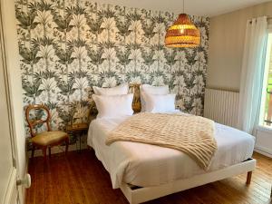 - une chambre avec un lit et un papier peint floral dans l'établissement Le Spanorama; gîte premium, à Vincelles