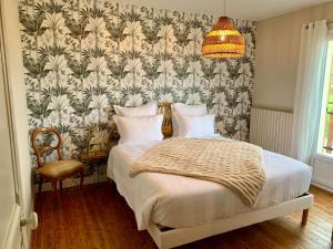 a bedroom with a bed with a floral wallpaper at Le Spanorama; gîte premium in Vincelles