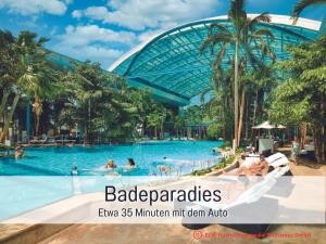 Bazén v ubytování BÄCHLE im Wanderparadies Balkon mit Blick auf den Bach Sauna im Haus Tiefgarage E-Ladestation nebo v jeho okolí
