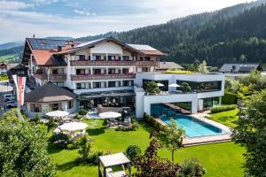 Bazén v ubytování Superior Hotel Alpenhof nebo v jeho okolí