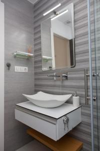 ピラール・デ・ラ・オラダダにあるPlaya Elisa Bay app 411のバスルーム(白い洗面台、鏡付)