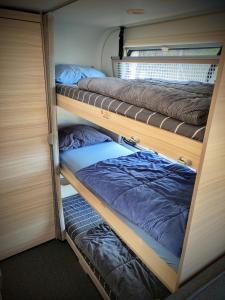 Bet YannayGlamping Beit Yanai的带3张双层床的小型客房 - 带喷雾器