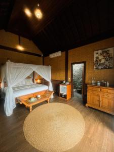 - une chambre avec un lit et un grand tapis dans l'établissement Bali Palms, Tabanan, à Tabanan