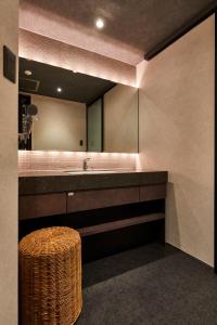 東京的住宿－M4 design hotel，一间带水槽和镜子的浴室