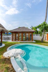 蓝梦岛Villa Vie Lembongan的毗邻度假酒店的带凉亭的游泳池