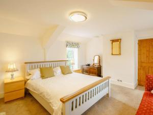 ein Schlafzimmer mit einem großen weißen Bett und einem Fenster in der Unterkunft 5 Bed in Askam-in-Furness 89226 in Ireleth