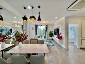 - un salon avec une table et des chaises dans l'établissement DT Happy Homes - Luxury Apartment in Vinhomes Times City, à Hanoï