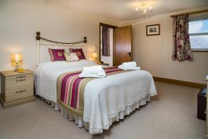 um quarto com 2 camas e uma janela em Hirwaun Cottage Cenarth em Cenarth
