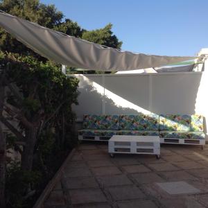 a white canopy over a bench in a patio at Bungalow Maspalomas in Maspalomas