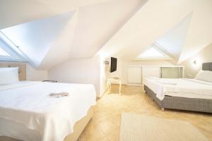 A bed or beds in a room at Dedeminn Garden House