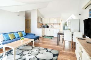 A kitchen or kitchenette at Dedeminn Garden House