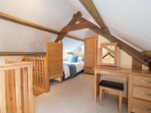 a bedroom with a bed and a desk with a desk at Eirlys Llanrhystud in Llanrhystyd
