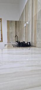 an empty room with a sink and chairs at Appartement Meuble SEED a Yaounde Odza in Yaoundé