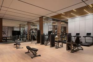 The fitness centre and/or fitness facilities at Sheraton Taiyuan