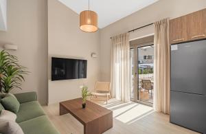 un soggiorno con un divano e un tavolo di Stone & Sea Villas a Nydri