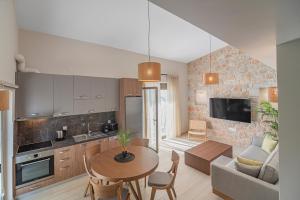 una cucina e un soggiorno con un tavolo e un divano di Stone & Sea Villas a Nydri