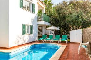 uma villa com uma piscina e uma casa em Villa Toymi by Villa Plus em Cala Blanca