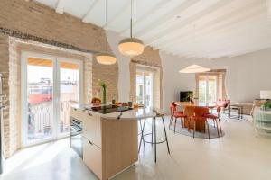 kuchnia i salon ze stołem i krzesłami w obiekcie AD3B Bright 3Br and 2Bath apartment Downtown Sevilla w Sewilli