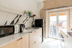 Kuchyňa alebo kuchynka v ubytovaní AD3B Bright 3Br and 2Bath apartment Downtown Sevilla