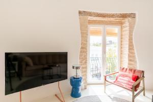 Televízia a/alebo spoločenská miestnosť v ubytovaní AD3B Bright 3Br and 2Bath apartment Downtown Sevilla
