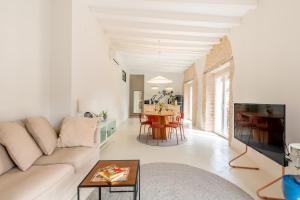 salon z kanapą i stołem w obiekcie AD3B Bright 3Br and 2Bath apartment Downtown Sevilla w Sewilli