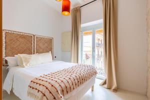 sypialnia z łóżkiem i dużym oknem w obiekcie AD3B Bright 3Br and 2Bath apartment Downtown Sevilla w Sewilli