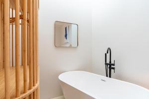 Kúpeľňa v ubytovaní AD3B Bright 3Br and 2Bath apartment Downtown Sevilla
