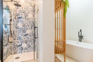 Kúpeľňa v ubytovaní AD3B Bright 3Br and 2Bath apartment Downtown Sevilla