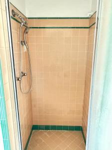 y baño con ducha y puerta de cristal. en Cozy House, en Monterey Park