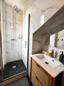 łazienka z umywalką i prysznicem w obiekcie Le Garden & SPA w mieście Compiègne +36 zdjęć