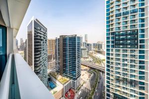 uma vista aérea de uma cidade com edifícios altos em Studio Apartment in DAMAC Maison Prive Business Bay - High Floor em Dubai