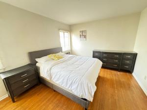 1 dormitorio con 1 cama grande y 2 vestidores en Cozy House, en Monterey Park