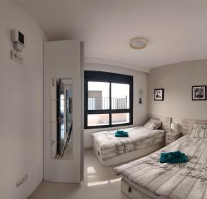 ピラール・デ・ラ・オラダダにあるPlaya Elisa Bay app 411のベッドルーム1室(ベッド2台、窓付)
