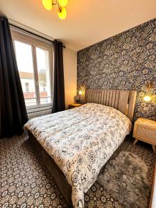 sypialnia z dużym łóżkiem i oknem w obiekcie Le Garden & SPA w mieście Compiègne