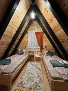 Duas camas num quarto com um sótão em Durmitorska zora em Žabljak