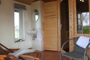 Ένα μπάνιο στο Ferienhaus Uhlenstraat