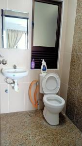 uma casa de banho com um WC e um lavatório em Hana Homestay The Heights Residence em Ayer Keroh