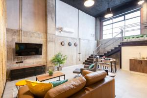 TV a/nebo společenská místnost v ubytování ART LOFTS Valencia by Benisur