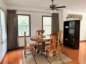 Fotografie z fotogalerie ubytování ห้องพักสบาย เป็นส่วนตัวในบ้านเรือนไทยที่ตอบโจทย์ความต้องการ v destinaci Ban Lam Ri