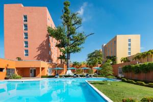 uma piscina em frente a um edifício em City Express Junior by Marriott Villahermosa em Villahermosa