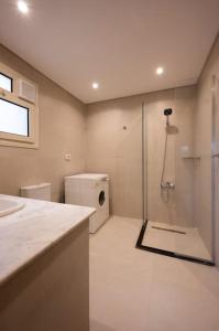 een badkamer met een douche en een wasmachine bij 2 BR unit with bohemian Style in Caïro