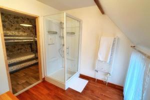 Habitación con baño con ducha acristalada. en Logement cosy et confortable., en Thourotte