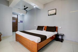 1 dormitorio con 1 cama grande en una habitación en OYO Hotel Sama Residency, en Vadodara