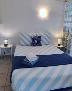 Posteľ alebo postele v izbe v ubytovaní LA PLAYA - VILLA ST LAURENT - Grand Studio avec espace nuit et parking privatif - 40 mètres de la Promenade Marcel Proust